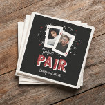 Serviette En Papier Thème de casino pour couples Photo de couple parfa<br><div class="desc">Parfait pour les amateurs de poker ou les soirées de casino, les dîners de répétition, les douches de couples ou les mariages, nos serviettes personnalisées sur le thème du casino présentent une paire de cartes à jouer avec les photos et les initiales du couple, et "le couple parfait" dans un...</div>