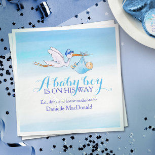 Serviette En Papier Un petit garçon est en route pour les serviettes b