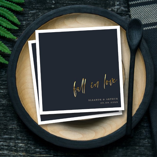 Serviette En Papier Une chute élégante en amour | Mariage de script Go (Elegant Gold Script_ Modern Love - Wedding Décor Napkins)