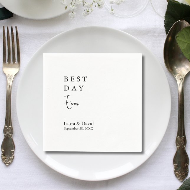 Serviette En Papier Une typographie simplement élégante Mariage Modern (Simply elegant typography napkins add modern style to wedding tables.)
