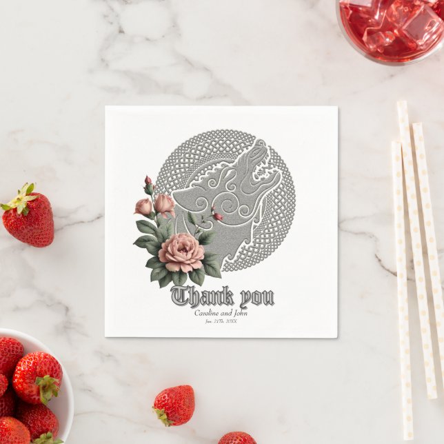 Serviette En Papier Viking Wolf & Rose. Une tête de loup stylisée, (En situation)