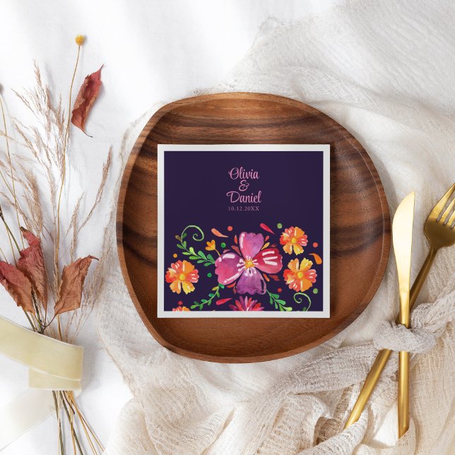 Serviette En Papier Violet mexicain vibrant Floral Fiesta Mariage (Purple Mexican Vibrant Floral Fiesta Wedding Paper Dinner Napkins on a beautiful wedding table.)
