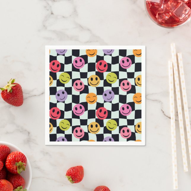 Serviette En Papier Visages heureux sur damier noir et blanc déformé (En situation)