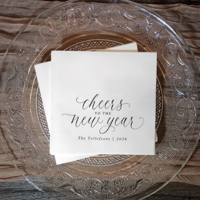 Serviette En Papier Vœux du Nouvel An 2026 Élégant Script Fête (Elegant black and white New Year’s napkin with “cheers to the new year 2026” in chic script.)