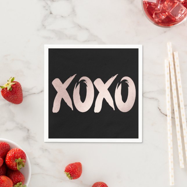Serviette En Papier XOXO rose pâle | Script de brosse lettres main (En situation)