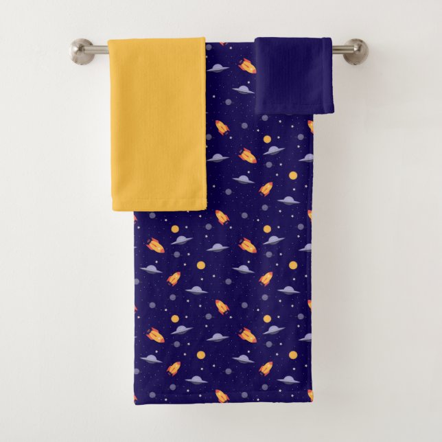 Serviette motif planètes étoiles bleu jaune (En situation)