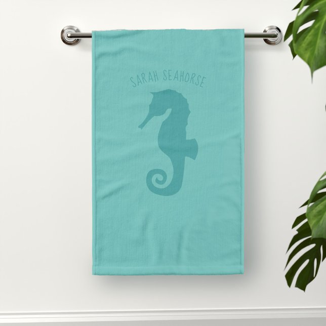 Serviette personnalisée pour cheval de mer turquoi (A serene seahorse swimming in an aqua blue ocean. Just add your name)