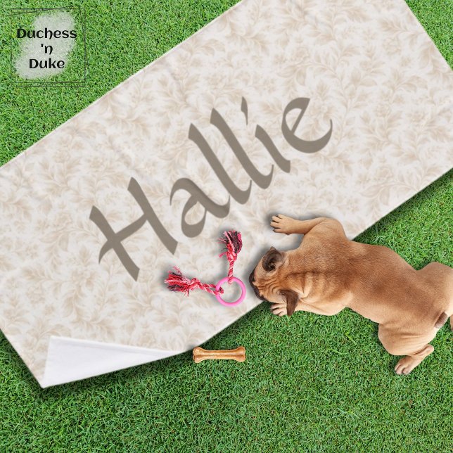 Serviette pour animaux de compagnie en ivoire à mo (Personalized Dog Towel with ivory botanical design laying on green lawn and small puppy with toys)