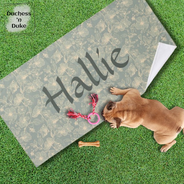 Serviette pour chien - Botanique Vert Sauge, Perso (Personalized Sage Green Botanical Pet Towel on green lawn and puppy with toys)