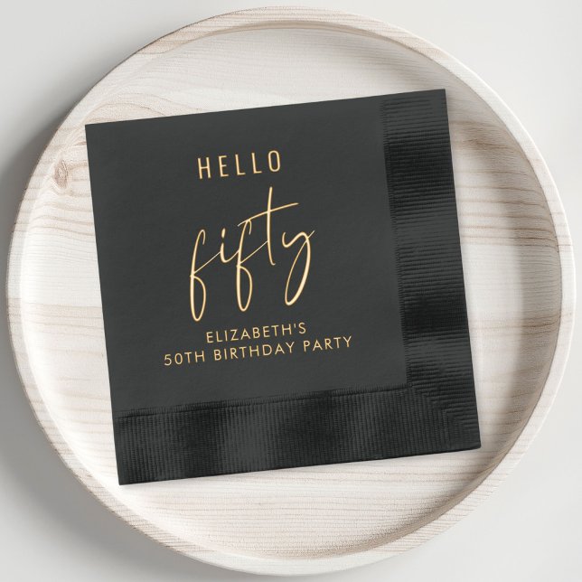 Serviettes Avec Dorure Chic 50e fête d'anniversaire (Elevate your 50th birthday party decor with these elegant black and gold foil napkins)