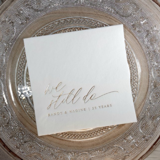 Serviettes Avec Dorure Élégant Or Nous Faisons Toujours Fête de Mariage (Elegant wedding anniversary napkins - modern romantic script - we still do - gold foil personalized)
