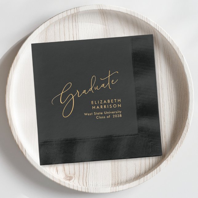 Serviettes Avec Dorure Élégant Script Black Graduation Party (Elevate your graduation party decor with these classic and elegant black and gold foil napkins)