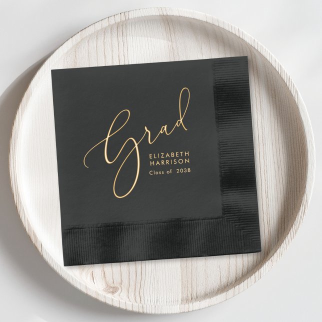 Serviettes Avec Dorure Élégant Script Black Graduation Party (Elevate your graduation party decor with these classic and elegant black and gold foil napkins)