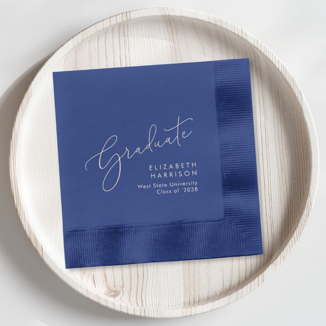 Serviettes Avec Dorure Élégant Script Blue Graduation Party (Elevate your graduation party decor with these classic and elegant blue and silver foil napkins)