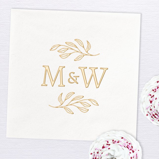 Serviettes Avec Dorure Initiales de Monogramme de couple moderne Élégant  (Wedding couple monogram initials botanical leaf sprig foil party paper napkin)