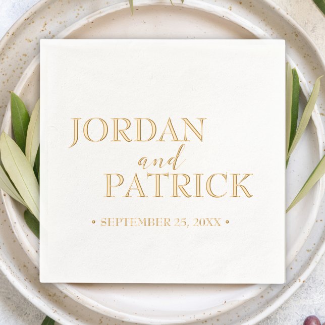 Serviettes Avec Dorure Mariage de nom personnalisé simple traditionnel (modern simple minimalist custom personalized wedding cocktail napkins couple's name and wedding date)