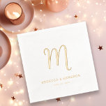 Serviettes Avec Dorure Monogramme Mariage or simple et élégant<br><div class="desc">Cette serviette mariage en feuille d'or présente un design simple mais élégant. Il comporte un monogramme de calligraphie script accompagné d'un texte clair pour les noms de la mariée et du marié et leur date de mariage. D'autres options de feuille (argent,  or rose) sont disponibles.</div>