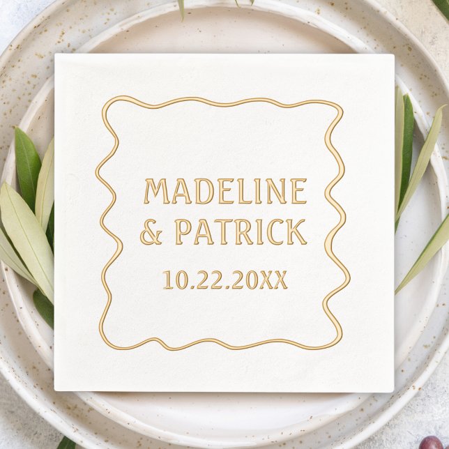 Serviettes Avec Dorure Personnalisé Mariage moderne Wavy Border Party (Personalized Custom Wavy Border Wedding Cocktail Napkins Custom Name & Date Modern Simple Minimalist)