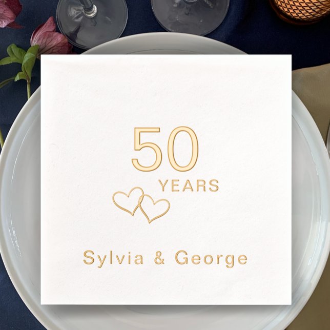 Serviettes Avec Dorure Soirée du 50e Anniversaire moderne et élégante (Add couple’s names for a personalized real gold foil 50th anniversary party napkins. Stylish hearts.)