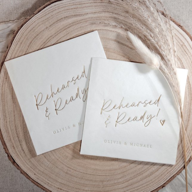 Serviettes Avec Dorure Style de note d'amour manuscrit coeur mariage Or (Custom rehearsal dinner napkins that say "rehearsed & ready" and are gold foil stamped on wood back)