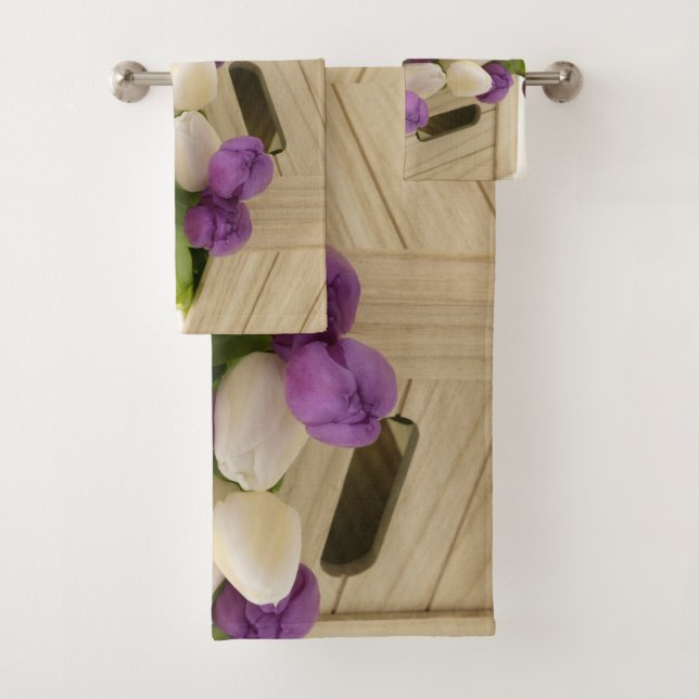 Serviettes de bain aux tulipes violettes et blanch (En situation)