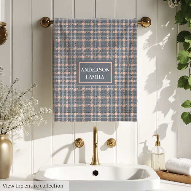 Serviettes de bain corail et gris avec nom personn (Coral and Grey Bath Towels Modern Custom Name)