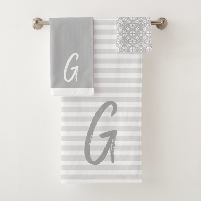 Serviettes de bain grises et Monogrammes (En situation)