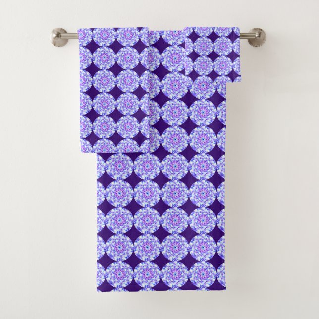 Serviettes de bain Motif de Mandala violet Floral (En situation)