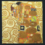 Serviettes De Table Gustav Klimt Fulfillment Napkin<br><div class="desc">Serviette Gustav Klimt Fulfillment. Frise de 1909. Complété pendant la phase d’or de Klimt, Fulfillment est composé d’un couple d’embrassades se tenant sous une courtepointe à motifs multiples avec spirales, yeux, oiseaux, poissons et autres formes. L’arrière - plan de l’oeuvre présente les mêmes spirales de bronze qui orneraient le célèbre...</div>