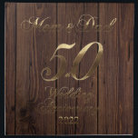 Serviettes De Table Parents du 50e anniversaire du Mariage d'or 2022<br><div class="desc">Maman et Papa 50 ans ensemble en 2022,  Numéro 50 Gold Look Typographie Golden Mariage Anniversaire 50e Mariage Anniversaire 50e anniversaire Rustique Dark Brown Wooden Look Arrière - plan Élégant tissu Napkin,  Unique Anniversaire cadeau pour les parents</div>