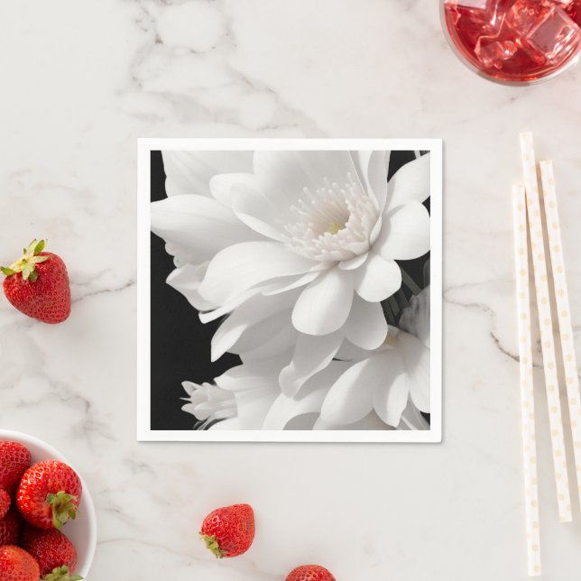 Serviettes en papier florales blanches élégantes (En situation)