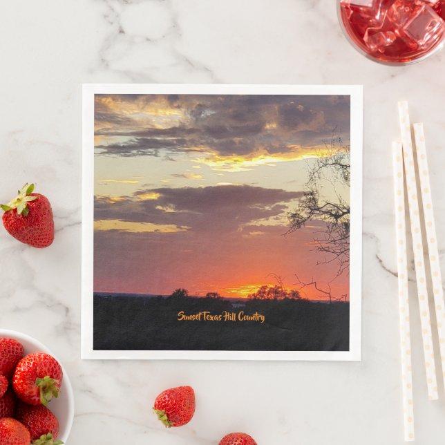 Serviettes en papier pour fête avec coucher de sol (En situation)