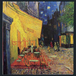 Serviettes En Tissus Café Terrasse à la nuit par Vincent van Gogh<br><div class="desc">Le Café Terrace sur la Place du Forum de Vincent van Gogh est un post impressionnisme d'art vintage, une peinture architecturale de paysage urbain. Vue extérieure d'un restaurant avec tables, chaises, serveurs et personnes à manger. Une belle nuit avec des étoiles dans le ciel à Arles, France. À propos de...</div>