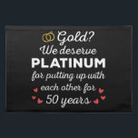 Set De Table 50ème anniversaire de Mariage I - Gold Funny Coupl<br><div class="desc">Design amusant, parfait pour toute personne mariée depuis 50 ans et à une cérémonie de renouvellement de voeux mariage. Il fait une belle tenue assortie pour les couples ! 'Doré? Nous méritons Platinum pour avoir supporté les uns avec les autres pendant 50 Ans de citation pour un couple qui s'est...</div>