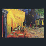 Set De Table Café Terrasse à la nuit par Vincent van Gogh<br><div class="desc">Le Café Terrace sur la Place du Forum de Vincent van Gogh est un post impressionnisme d'art vintage, une peinture architecturale de paysage urbain. Vue extérieure d'un restaurant avec tables, chaises, serveurs et personnes à manger. Une belle nuit avec des étoiles dans le ciel à Arles, France. À propos de...</div>