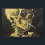 Set De Table Crâne avec cigarette brûlante par Vincent van Gogh<br><div class="desc">Crâne avec Cigarette Brûlante par Vincent van Gogh est un post impressionnisme d'art vintage de peinture à vie morte. Portrait du squelette humain fumant. Grande image à utiliser pour les produits anti-tabac. Fumer tue 1 000 personnes chaque année, aider quelqu'un à arrêter de fumer aujourd'hui. Grande image pour Halloween ou...</div>