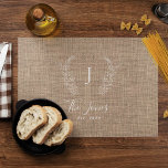 Set De Table Créez votre propre nom de famille monogramme éléga<br><div class="desc">Personnalisé classique classique laurier monogrammed,  nom de famille,  et établi année élégante rustique chic ferme de campagne style brun beige burlap blanc modèle set de table.        Un cadeau de conservation moderne ou un décor de table pour les mariages,  anniversaires,  ménagères,  Thanksgiving,  Noël ou toute autre occasion.</div>