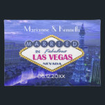 Set De Table Épouser de Las Vegas<br><div class="desc">Cadeaux de souvenir de mariage d'amusement pour commémorer votre épouser de Las Vegas. L'arrière - plan est une vue saisissante de ville de Las Vegas dans le bleu aux tons violets avec le texte et le signe célèbre annonçant votre noce récente au Nevada. Secteur et date de mariage de nom...</div>