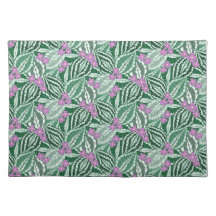 Feuilles vertes tropicales avec fleurs violettes