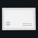 Set De Table Gris Blanc Moderne Profitez De Votre Repas | STAR<br><div class="desc">ÉTOILE blanche moderne de DAVID Sets de table de table, montrant faux gris argent étoile de David dans un motif carrelé. Près du bas, il y a une étoile de David plus grande, plus le texte qui dit PROFITEZ DE VOTRE REPAS en anglais et texte hébreu. Ils sont PERSONNALISABLES afin...</div>