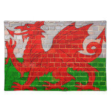 Le drapeau du Pays de Galles sur un mur en brique