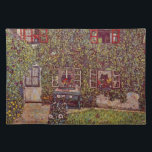 Set De Table Maison de Guardaboschi par Gustav Klimt, Art Vinta<br><div class="desc">La Maison de Guardaboschi (1912) de Gustav Klimt est une peinture vintage de l'époque victorienne sur le symbolisme des beaux-arts. Vue extérieure d'une maison de campagne avec des fleurs et des plantes aux fenêtres et du lierre qui pousse sur les murs. Un banc bleu se trouve en haut de la...</div>