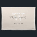 Set De Table Newlyweds Cadeau Monogramme Nom Script Rustic Chic<br><div class="desc">Cadeau mariage, Cadeau Nouveaux mariés Cadeau Monogramme moderne Personnalisé Nom de famille Script Rustique Chic Set de table en tissu. Design monogramme blanc personnalisé avec le nom de famille et la date du marié nouvellement marié établi en lettres gris charbon sur un riche arrière - plan crème. Un cadeau unique...</div>