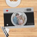 Set De Table Photo de caméra noire Anniversaire Mariage unique<br><div class="desc">Les modèles mariages uniques deviennent de plus en plus populaires pour les couples qui veulent ajouter une touche de lucidité et de créativité à leur journée spéciale. Incorporer des idées qui reflètent votre personnalité et celle de votre partenaire crée une journée de mariage mémorable et spéciale. Incorporer des caméras dans...</div>