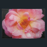 Set De Table Pink Rose w/ Dew Drops Black Background<br><div class="desc">Rose rose avec gouttes de pluie Arrière - plan noir Apportez la beauté de la nature à toutes les occasions spéciales avec cette Rose rose populaire, Parfait pour les fiançailles mariage, fêtes de mariée, anniversaires, anniversaires, fêtes de jardin Ajouter un texte sur Produits. Tout est entièrement personnalisable. Pour ajouter/modifier le...</div>