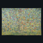 Set De Table Pommier par Gustav Klimt, Art Nouveau Vintage<br><div class="desc">Apple Tree (1912) de Gustav Klimt est une peinture d'art vintage de l'époque victorienne Symbolisme. Une scène nature avec un pommier dans un verger sur une ferme aux fruits mûrs et aux fleurs de pommes. Le jardin fleuri est fleuri et fleuri. À propos de l'artiste : Gustav Klimt (1862-1918) était...</div>