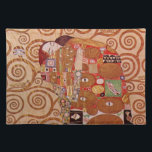 Set De Table Réalisation par Gustav Klimt, Art Nouveau Vintage<br><div class="desc">Fulfillment (alias The Embrace) (1909) de Gustav Klimt est un vintage Symbolisme de l'époque victorienne un bel art, un portrait d'amour et d'amour mettant en scène un jeune couple qui s'embrasse. À propos de l'artiste : Gustav Klimt (1862-1918) était un peintre symboliste autrichien et l'un des membres les plus importants...</div>