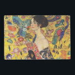 Set De Table Stratifié Gustav Klimt Lady With Fan Art Nouveau Painting<br><div class="desc">Dame Gustav Klimt avec peintre Art Nouveau Fan Ce demi-portrait d'une belle femme montre un arrière - plan jaune avec des ornements asiatiques, des oiseaux colorés et des fleurs de lotus. La dame porte une robe dans le style d'un kimono imprimé des motifs d'une robe de dragon chinoise. Belle peinture...</div>