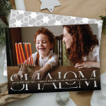 Shalom Peace Love Light Carte photo Hanoukka moder<br><div class="desc">Une carte de vacances moderne minimaliste et unique avec une photo à fond de saignement avec un dégradé de teint noir partiellement transparent superposition photo. Un grand gris clair (peut être changé en n'importe quelle couleur) accueil festif "SHALOM" dans la typographie serif classique est imprimé sur le dessus. Un espace...</div>