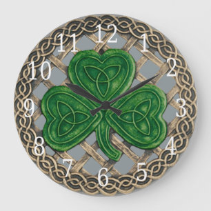 Shamrock gris et horloge ronde de noeuds de Celtic